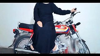 First Time Anal with Boyfriend on New Honda Bike 2025 - Teen Pakistani Girl Outdoor Sex