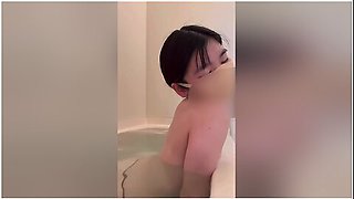 自撮りオtニー元アイトル現役olのお風呂マンコ潮吹きオtニ