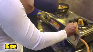 Chachi Ki Jabardast Chudai Kari Kitchen Mein Jab Wo Khana Bnarahi Thi