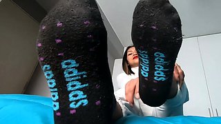 Brunette enjoys foot fetish outdoor