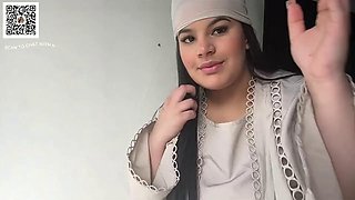 American teen tries on Niqab
