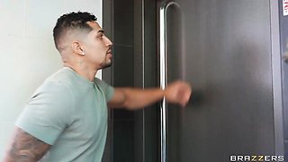 Hard fuck in the kitchen with a big-bottomed model Anna