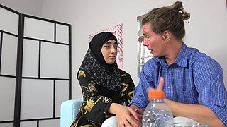 Sexy Muslim babe spreads her legs instead of cooking lunch