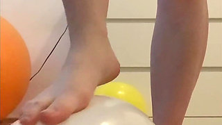 Feet & Balloons Crushing