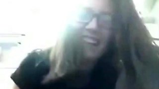 Ragazza si tocca nel bagno dell'aereo mentre viaggia