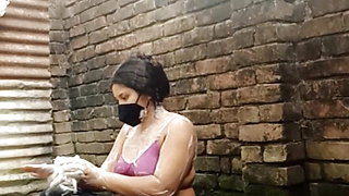 Bengali Stunning Bhabi showing her excellent sexy body during Bath. Desi bhabi beautiful boobs