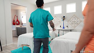 Sneaky Massage Gun Turns Into Oily Anal With Small Hands, Willow Ryder - Brazzers