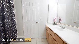 Brazzers - Alexis Fawx cannot stand against the allurement to nail her stepdaughter's sexy boyfriend