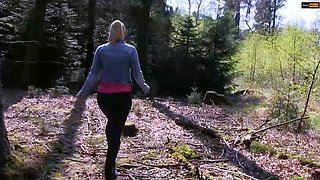 European Amateur Gives Wicked Head Outdoors In Public