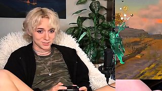 Hot amateur blonde pregnant toying her pussy solo