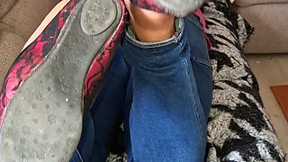 Remain ignored at my stinking and dirty feet