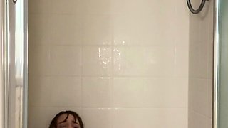 Bubble butt amateur goes solo with a toy in the powder room