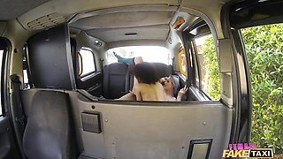 Curly-haired ebony gives a nice cunnilingus on the backseat