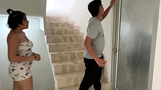 Contrato a un sexi chico para que me arregle la puerta pero como no tengo dinero le pago con mi coño - Anal