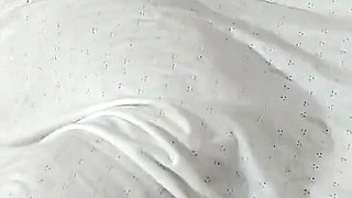 Uma Linda BBC Faz Sexo Embaixo Edredom Para Engravidar Ela Retirou Camisinha