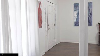 Sultry Ella Reese Chills Out with a Willing Bull