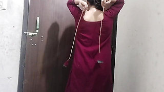 Cute sister in law ko bathroom me jabar chuchi daba kar pela