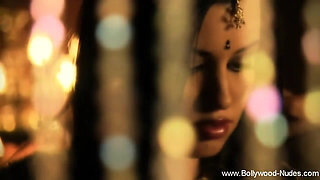 Deva Dassi's Sensual Midriff