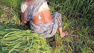 Indian Desi Village Outdoor bhabhi ne apne ghagara utha Kar apni khubsurat pankhudiyon wali bhosdi ke darshan Apne devar ko karvaya khule kh
