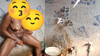 Neighbours Bhabhi Capture Secret Bath and Masterbating with Carrot....pani Nikal Gaye...squirting Orgasm