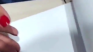 Professora E a Aluna Fazendo Sexo E Coloca a Caneta No Cuzinho