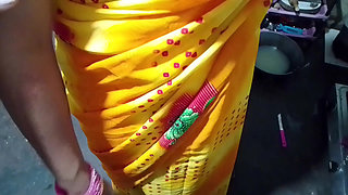 Sister-in-law in the kitchen, sister-in-law took out the water of the brother-in-law's land, showing big boobs with her hands Hindi audio.