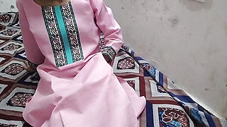 Desi aunty ko saman dene ke bahane pel diya