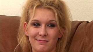 MILF cock rider Trinity James sucks and sucks white penis in the living room