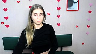 Beautiful babe masturbates on webcam