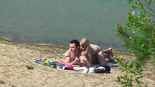 Amateur couple fucks on the beach sure about not be seen