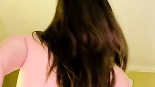 Brunette solo masturbation on webcam
