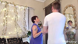 Mature mommy Humped Rough In Bed