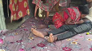 Bimar housewife mein land mein tel lagakar malish ki