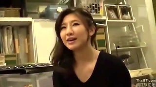 01008,A beautiful woman who feels