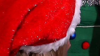 Christmas girls thread baubles on cucklord tree - French