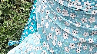 Desi Indian MILF Show Her Amazing Big Boobs and Pussy While She Bathing