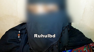 A Burqa-clad Girl From Saudi Arabia Comes to the House to Fuck for Money.