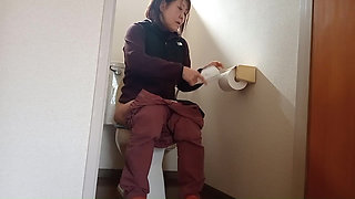 Japanese MILF's Peeing