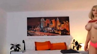 Big-Tit Amateur Webcam Babe Fucks Herself