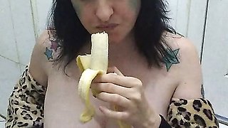 Nympho fucks banana and cums