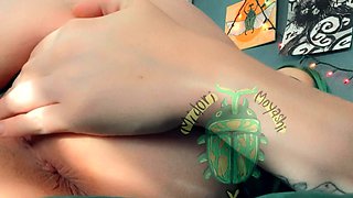 Masturbating amateur cums after solo fun