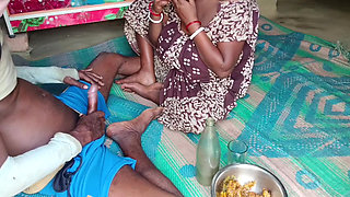 Desi bhabhi ke sath daru Piya aur doggy style chudai ki