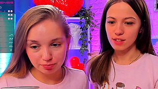 Small tit babe fingers her tight pussy on cam