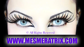 Diva del Tubo taking a bath and showing her long legs