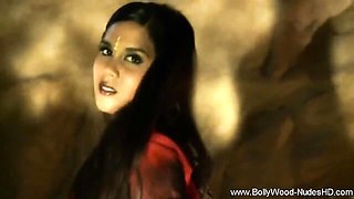 Glamorous India's small tits clip