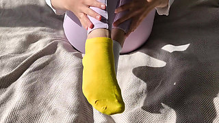Sunny Summer Sockjob in Mismatched Socks