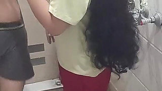 Padosan Ko Bathroom Mein Choda Aur Cumshot Kiya