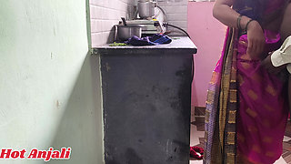 I sucked beautiful hot Anjali aunty's breasts and fucked her pussy, a lot of water came out of her pussy in Bhojpuri style.