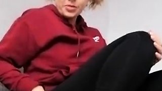 Hot pussy spreading close up for solo toying stunner