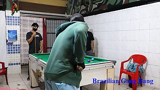 Sinuca entre amigos acaba em uma orgia alucinante